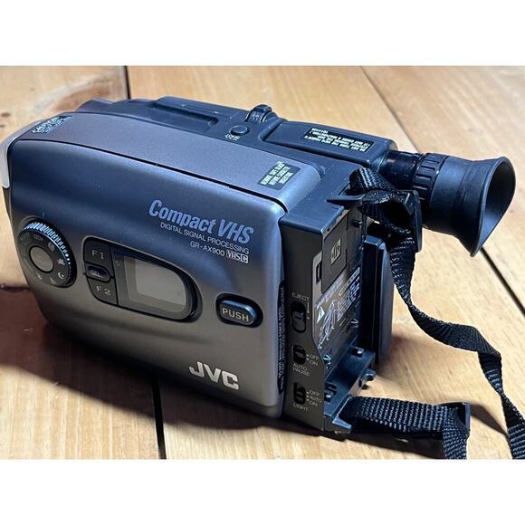 JVC Compact VHS Camcorder GR-AX900 with manual and remote untested. - Picture 4 of 8